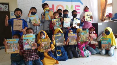 Foto bersama seusai belajar di Rumah belajar yatim dan duafa